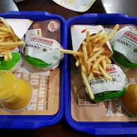 Photo taken at Burger King by enes Ö. on 5/20/2017