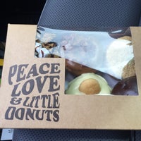 Das Foto wurde bei Peace Love &amp;amp; Little Donuts von Patti Ann am 6/10/2016 aufgenommen