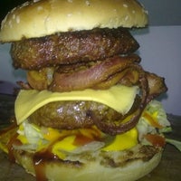 รูปภาพถ่ายที่ Monster Burgers โดย Albert T. เมื่อ 10/6/2012