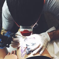 Foto tirada no(a) Siha Tattoo por Cherry A. em 11/5/2015