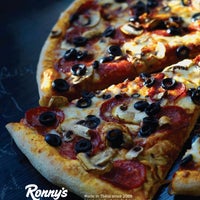 Foto scattata a Ronny&amp;#39;s Pizza Saburtalo | რონის პიცა საბურთალო da Ronny&amp;#39;s Pizza il 1/24/2016