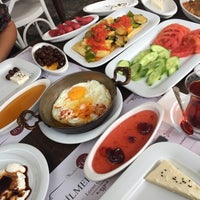 Foto diambil di Madame Tiffi Lezzet Gurmesi oleh Anıl Ö. pada 10/29/2015