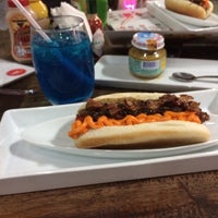 12/14/2013 tarihinde MonaLisa F.ziyaretçi tarafından Überdog - Amazing Hot Dogs'de çekilen fotoğraf