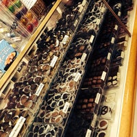Das Foto wurde bei Edelweiss Chocolates von Nancy J. am 3/8/2014 aufgenommen