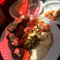 Das Foto wurde bei Mana Mana Middle Eastern Restaurant von LoveD L. am 10/9/2016 aufgenommen