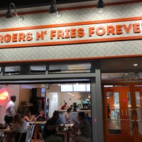 Foto scattata a Burgers n&amp;#39; Fries Forever da Jon F. il 8/18/2017