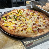 Foto tomada en Ginelli&amp;#39;s Pizza  por Angie B. el 6/16/2023