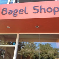 Foto tomada en The Bagel Shop  por Noe S. el 10/20/2012
