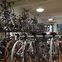 รูปภาพถ่ายที่ Zen Bikes โดย Dennis W. เมื่อ 12/29/2012