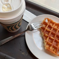 Photo taken at Starbucks by Ryuta on 10/15/2022