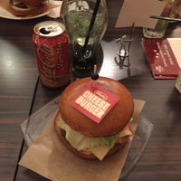 Foto tirada no(a) Giraffy Burger Bar por Uljana Z. em 3/3/2016