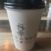 1/31/2018 tarihinde Melanie L.ziyaretçi tarafından Black &amp;amp; White Coffee Cartel'de çekilen fotoğraf