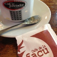 รูปภาพถ่ายที่ Café de la Facu โดย Gonzalo O. เมื่อ 11/9/2012