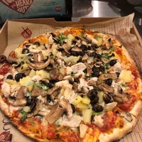รูปภาพถ่ายที่ Mod Pizza โดย Tena C. เมื่อ 5/30/2019