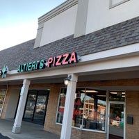 รูปภาพถ่ายที่ Altieri&amp;#39;s Pizza โดย G F. เมื่อ 8/8/2019