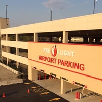 3/4/2015 tarihinde PreFlight Airport Parkingziyaretçi tarafından PreFlight Airport Parking'de çekilen fotoğraf