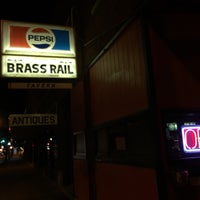 รูปภาพถ่ายที่ The Brass Rail โดย Lee T. เมื่อ 7/11/2016