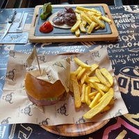 Das Foto wurde bei Daily Dana Burger &amp;amp; Steak von Tansu am 7/15/2020 aufgenommen