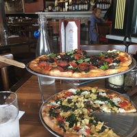 รูปภาพถ่ายที่ Campania Coal Fired Pizza โดย Natalie S. เมื่อ 8/31/2019