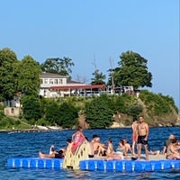 Das Foto wurde bei Ayışığı Beach Bar von Ali Ş. am 7/17/2021 aufgenommen