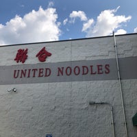 รูปภาพถ่ายที่ United Noodles and UniDeli โดย Christopher S. เมื่อ 8/6/2019