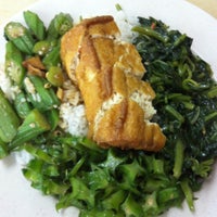 Photo taken at Su Shi Piao Xiang Vegetarian Food by Walter L. on 12/21/2012