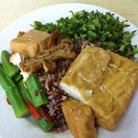 Photo taken at Su Shi Piao Xiang Vegetarian Food by Walter L. on 11/5/2012