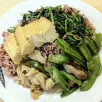 Photo taken at Su Shi Piao Xiang Vegetarian Food by Walter L. on 2/7/2013