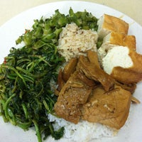 Photo taken at Su Shi Piao Xiang Vegetarian Food by Walter L. on 1/4/2013
