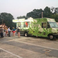 Photo taken at Virginia Highlands Food Truck Wednesdays by Queen Tetia on 8/29/2013
