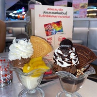 Photo taken at Swensen&amp;#39;s by Mameaw F. on 9/17/2023