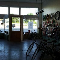 รูปภาพถ่ายที่ Switching Gears Cyclery โดย Mike D. เมื่อ 9/18/2012