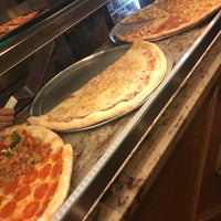 Foto scattata a Famous Amadeus Pizza - Madison Square Garden da Samantha K. il 9/10/2017