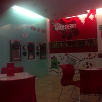 รูปภาพถ่ายที่ Cherry Frozen Yogurt โดย Esteban H. เมื่อ 10/5/2012