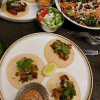 Foto tirada no(a) Maya Modern Mexican Kitchen + Lounge por SeeSo🕊 em 10/28/2022
