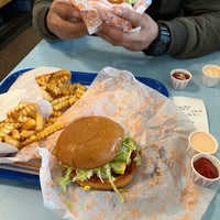 Photo taken at Great State Burger by Alain Vien C. on 11/5/2022