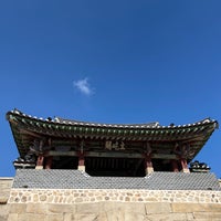 Photo taken at 문경새재 제1관문 (주흘관) by JY LEE on 10/28/2023