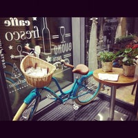 รูปภาพถ่ายที่ Caffe Fresco โดย Ekaterina เมื่อ 11/27/2012