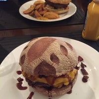 Foto tirada no(a) Thug Burger | Qual o tamanho da sua fome? por Jéssica F. em 1/8/2017