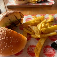 4/7/2021 tarihinde Işıl 🎼ziyaretçi tarafından Burger No301'de çekilen fotoğraf