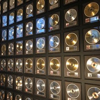 รูปภาพถ่ายที่ Country Music Hall of Fame &amp;amp; Museum โดย Michele F. เมื่อ 12/31/2016
