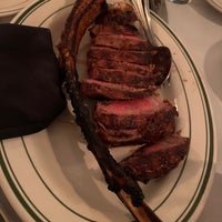 Photo taken at Frankie &amp;amp; Johnnie&amp;#39;s Steakhouse by Natsume C. on 5/16/2022