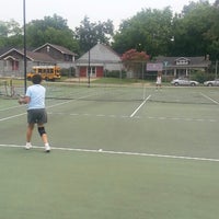 Foto tirada no(a) Fairfield Tennis Center por AllCourtSport em 8/5/2013