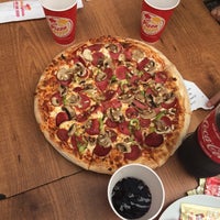 Photo taken at Pizza Pizza by Özge C. on 5/13/2019