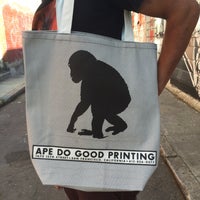3/17/2015 tarihinde Ape Do Good Screen Printingziyaretçi tarafından Ape Do Good Screen Printing'de çekilen fotoğraf