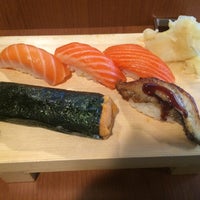Foto tomada en Sushi Dojo EXPRESS  por Katie J. el 6/25/2015