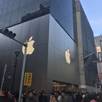 Photo taken at Apple Ginza by tanjoin on 12/23/2017