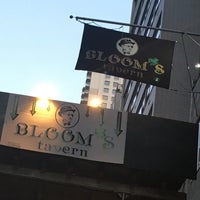 Foto scattata a Bloom&amp;#39;s Tavern da DaNE S. il 7/1/2018