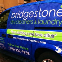 3/18/2015 tarihinde Bridgestone Cleanersziyaretçi tarafından Bridgestone Cleaners'de çekilen fotoğraf