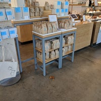 Photo taken at Blue Bottle Coffee by Tom L. on 10/21/2017